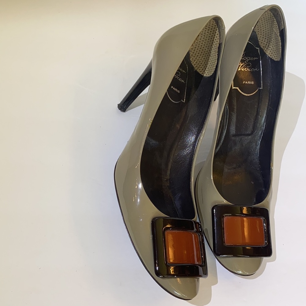 Roger Vivier Paris Round Buckle Toe Heels - Picture 2 of 8